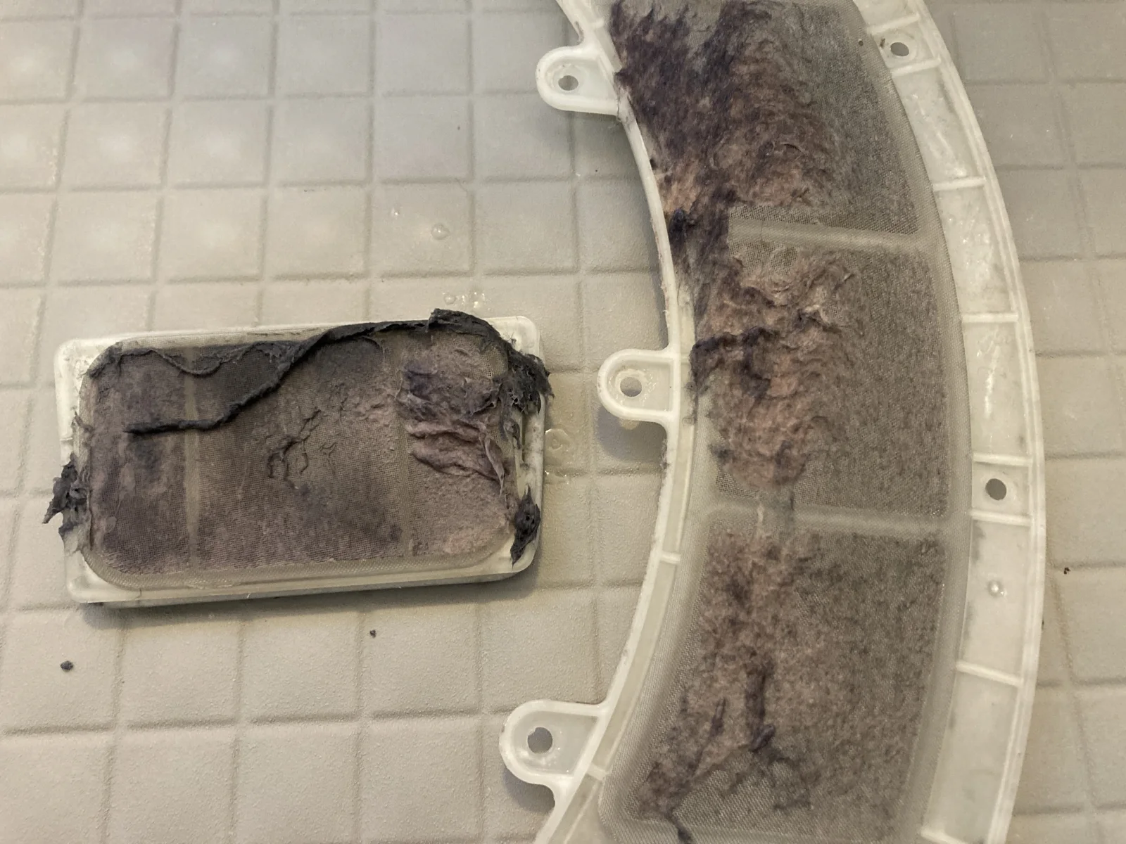 埃で目詰まりした日立らくメンテ搭載機種の内部フィルター