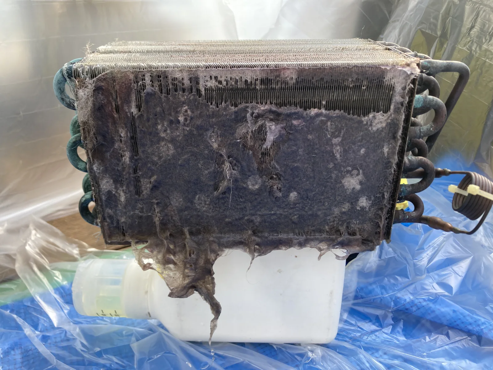埃で目詰まりしたドラム式洗濯機のヒートポンプ